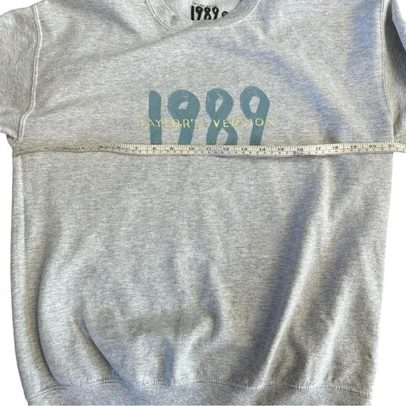 Taylor Swift TS 1989 Spotify Grey Crew Sweatshirt - Picture 4 of 8